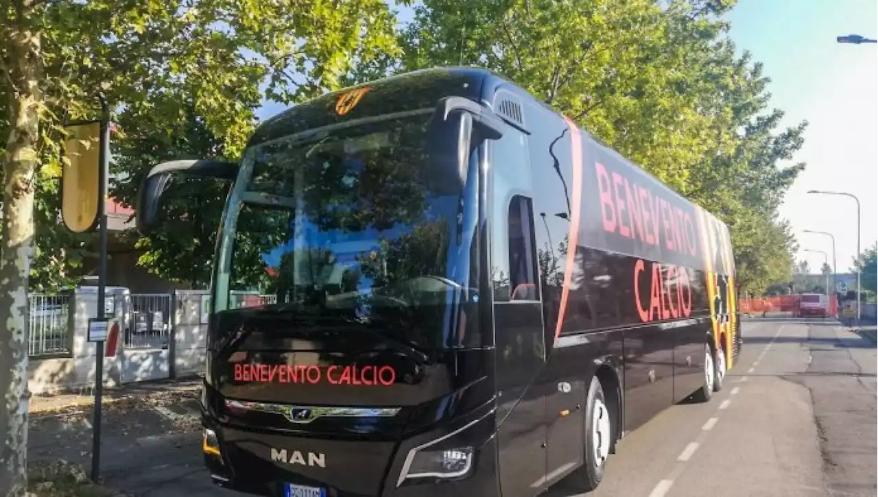 Calcio, agguato ultrà in autostrada al bus del Benevento: paura e vetri in frantumi