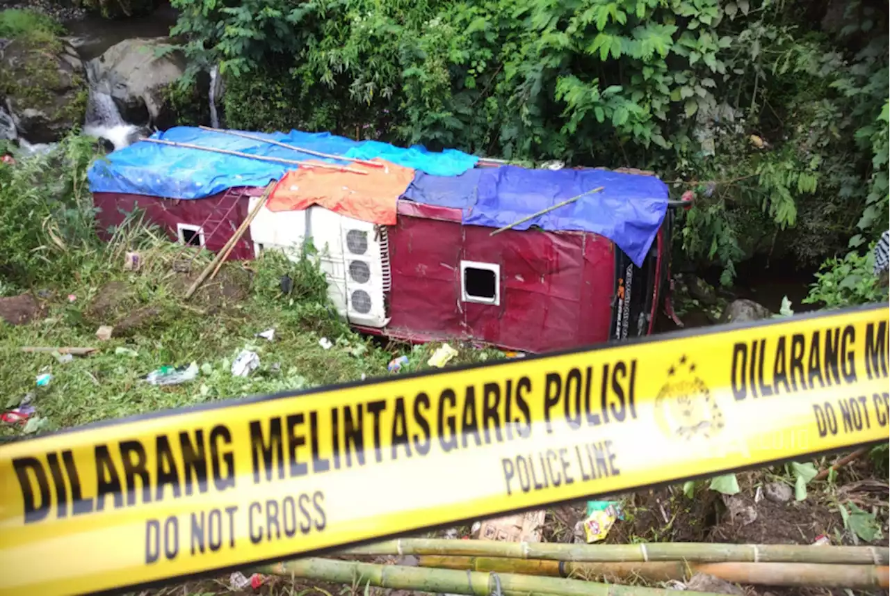 Belasan Korban Dievakuasi dari Bus Kecelakaan di Guci Tegal |Republika Online