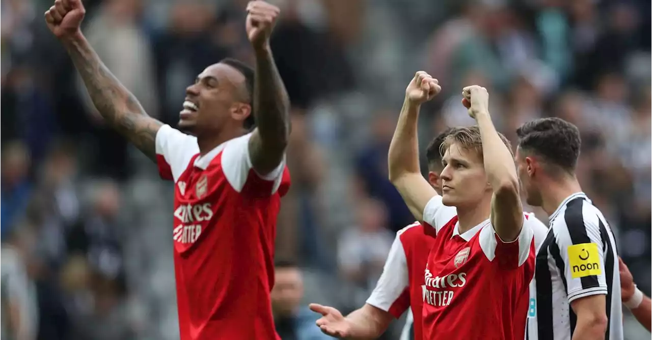 Arsenal win 2-0 at Newcastle to stay in title hunt