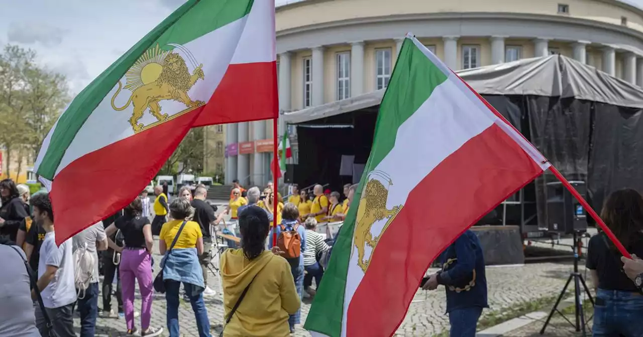 “Frauen, Leben, Freiheit“: 200 Menschen demonstrieren in Saarbrücken für Menschenrechte im Iran