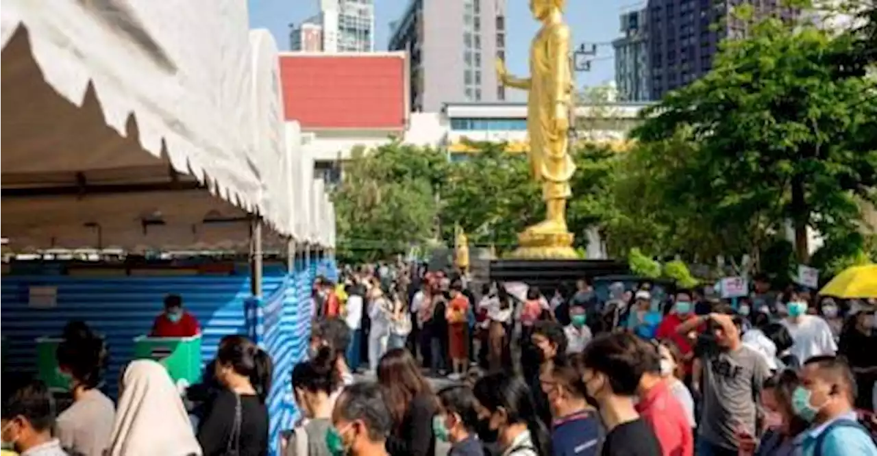 Thais queue at temples, schools as early voting begins