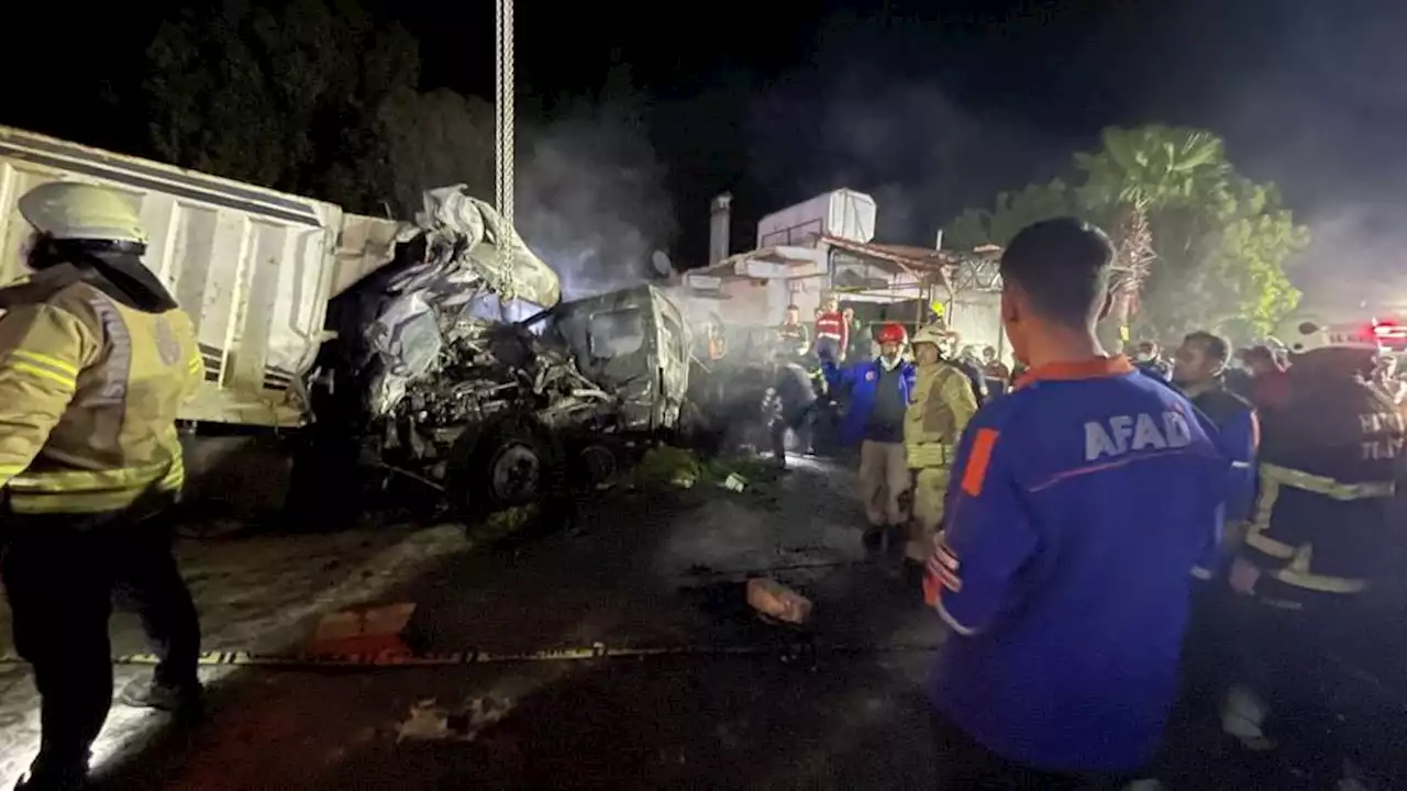 Dozen killed, many injured in multi-vehicle crash in Türkiye's Hatay