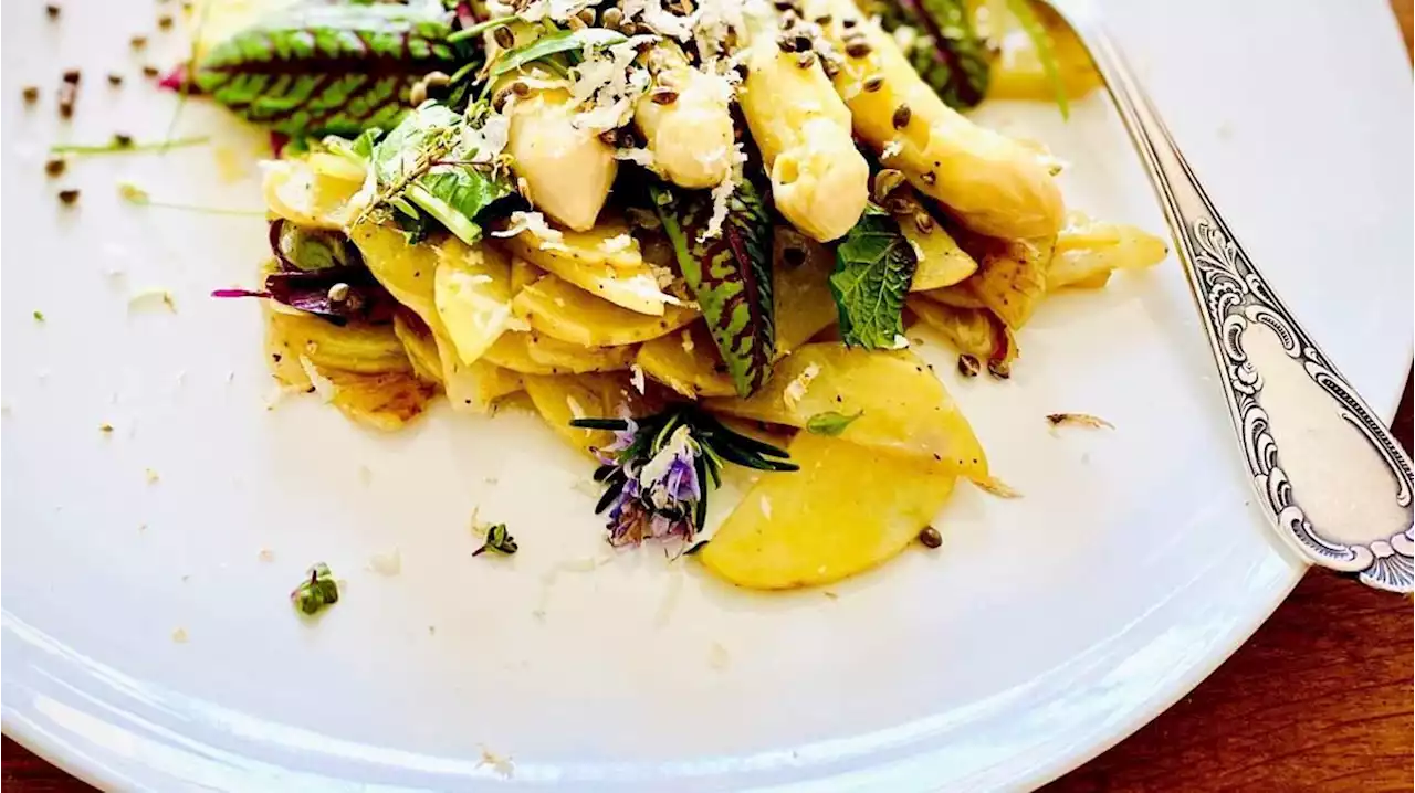 gekäuterter spargel mit bratkartoffeln, meerrettich und hanfsaat