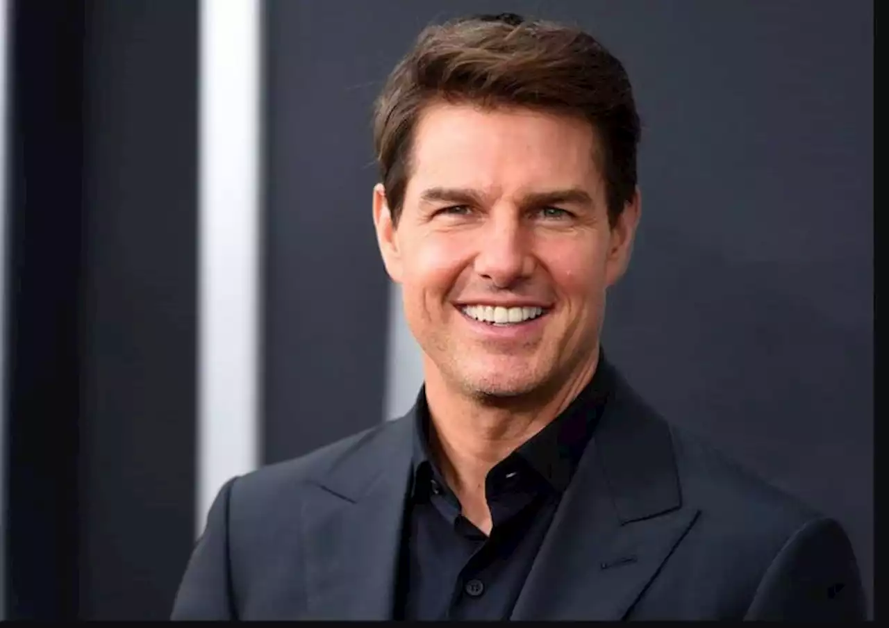 Tom Cruise pays flying coronation tribute to King Charles