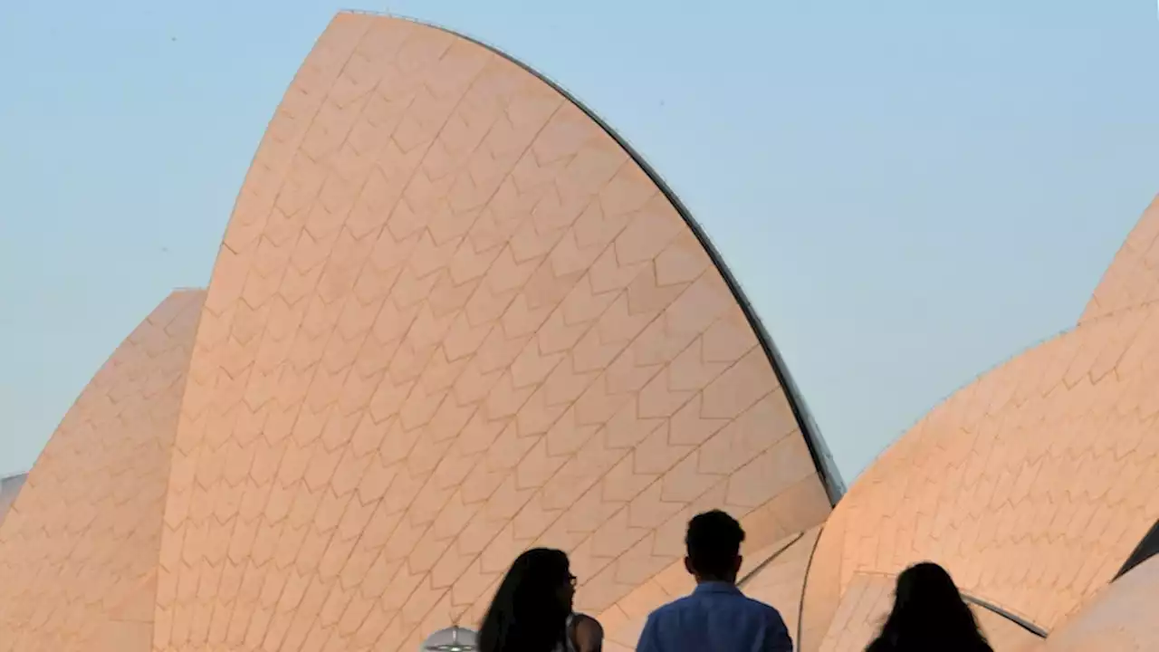 Chris Minns stands by keeping Opera House sails unlit for coronation, as monarchists 'condemn' decision