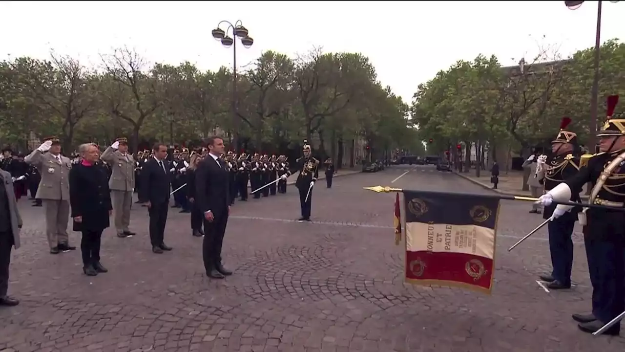 EN DIRECT - 8-Mai: Emmanuel Macron arrive devant l'Arc de Triomphe