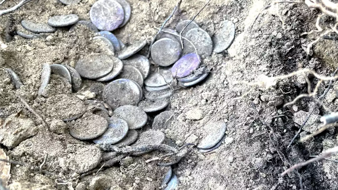 Arqueólogos hallan tesoro de monedas romanas intactas en Italia