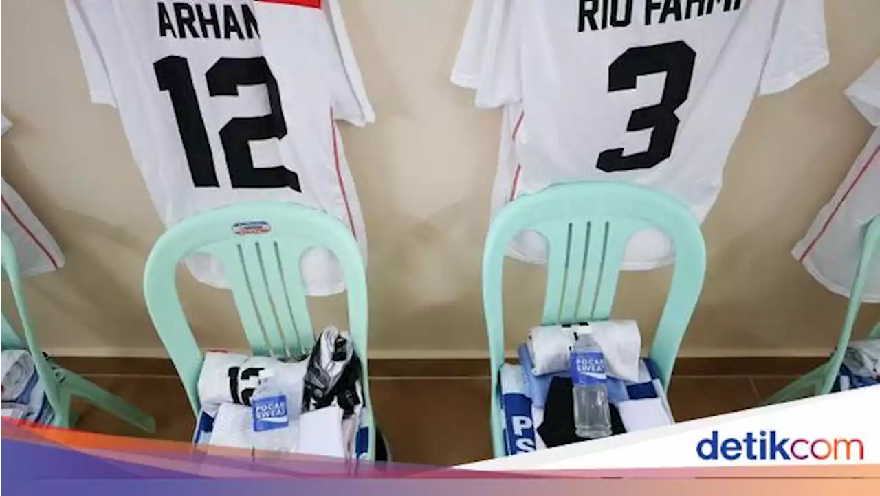 Foto: Kursi Plastik di Ruang Ganti Timnas Indonesia di SEA Games 2023