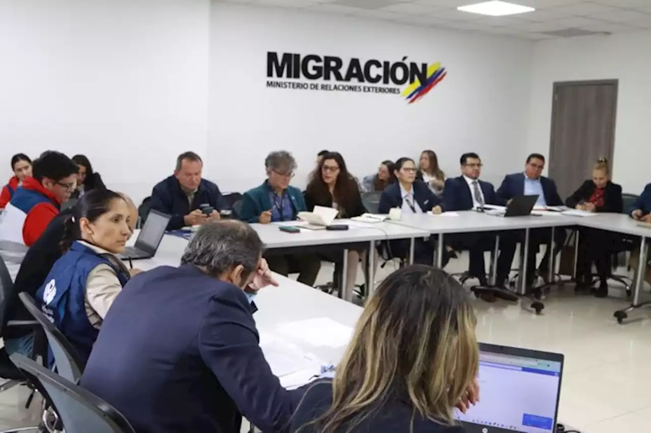 Investigan a Migración por no permitir ingreso de vuelo con migrantes