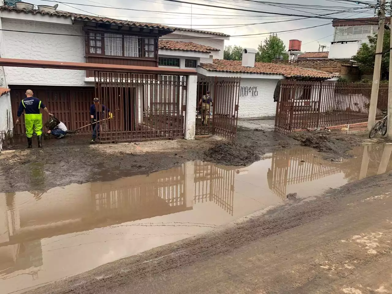 Los habitantes que sufren por inundaciones y altos costos en barrio de Bogotá