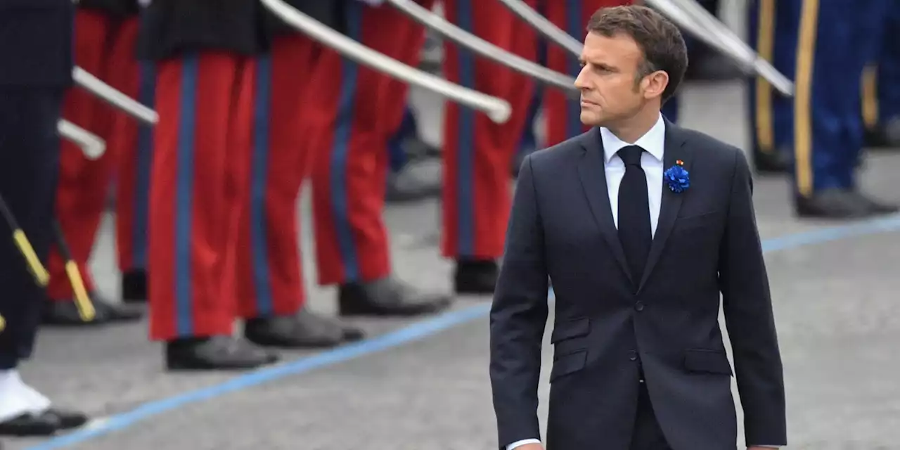 Emmanuel Macron commémore le 8-Mai sur des Champs-Elysées quasi vides