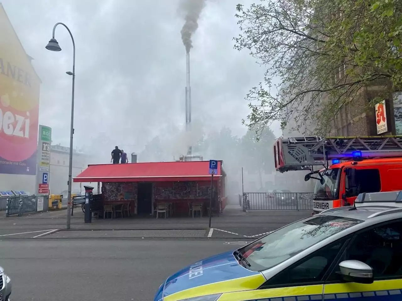 Feuerwehr im Einsatz: Rauch über Kölner Kult-Imbiss: Brand im „Kebapland“ ausgebrochen