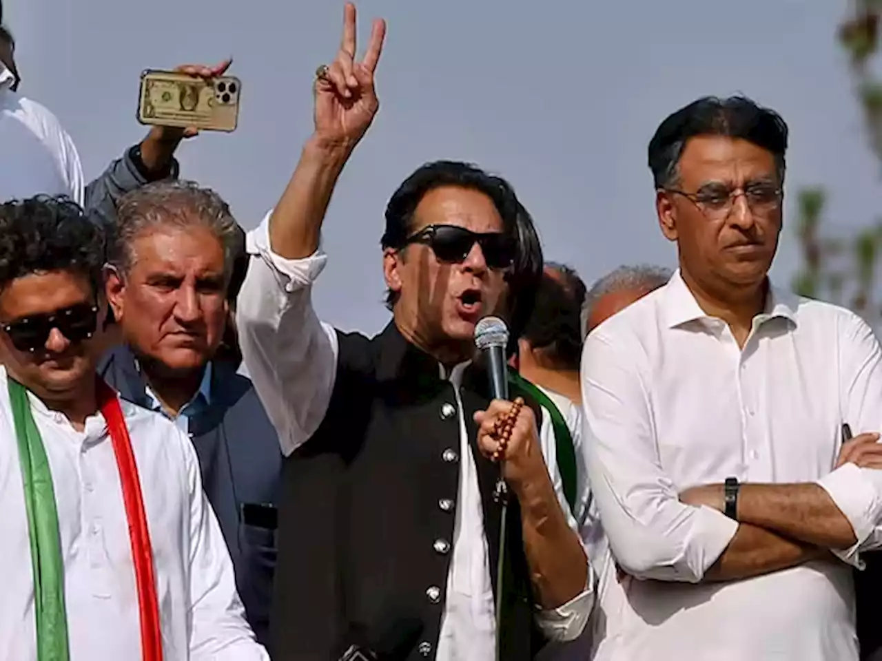 اداروں کے افسران پر الزام، عمران خان سمیت پی ٹی آئی رہنماؤں کی گرفتاری کا امکان - ایکسپریس اردو