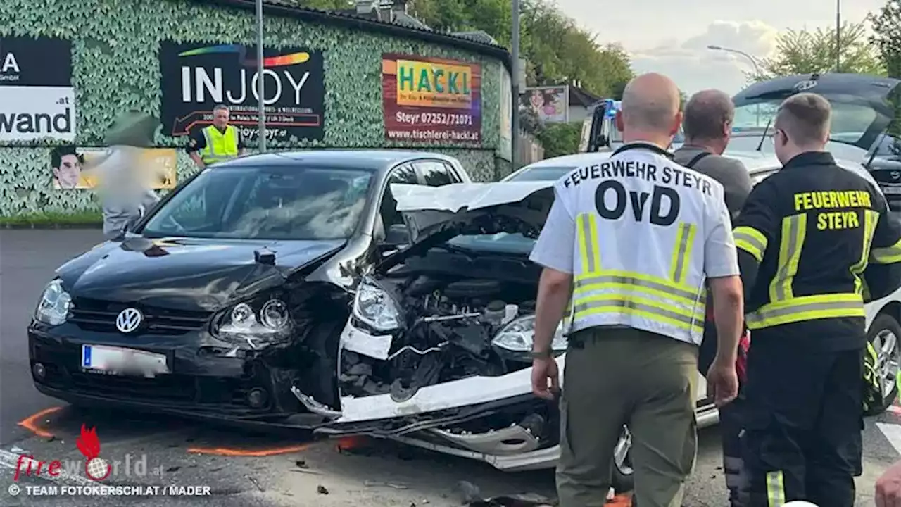 Oö: Rauchentwicklung bei Pkw-Unfall mit zwei Verletzten in Steyr