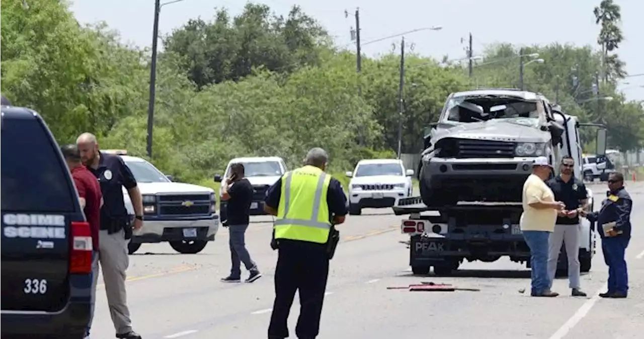 Texas bus stop crash deaths rise as police prepare to arrest driver - National | Globalnews.ca