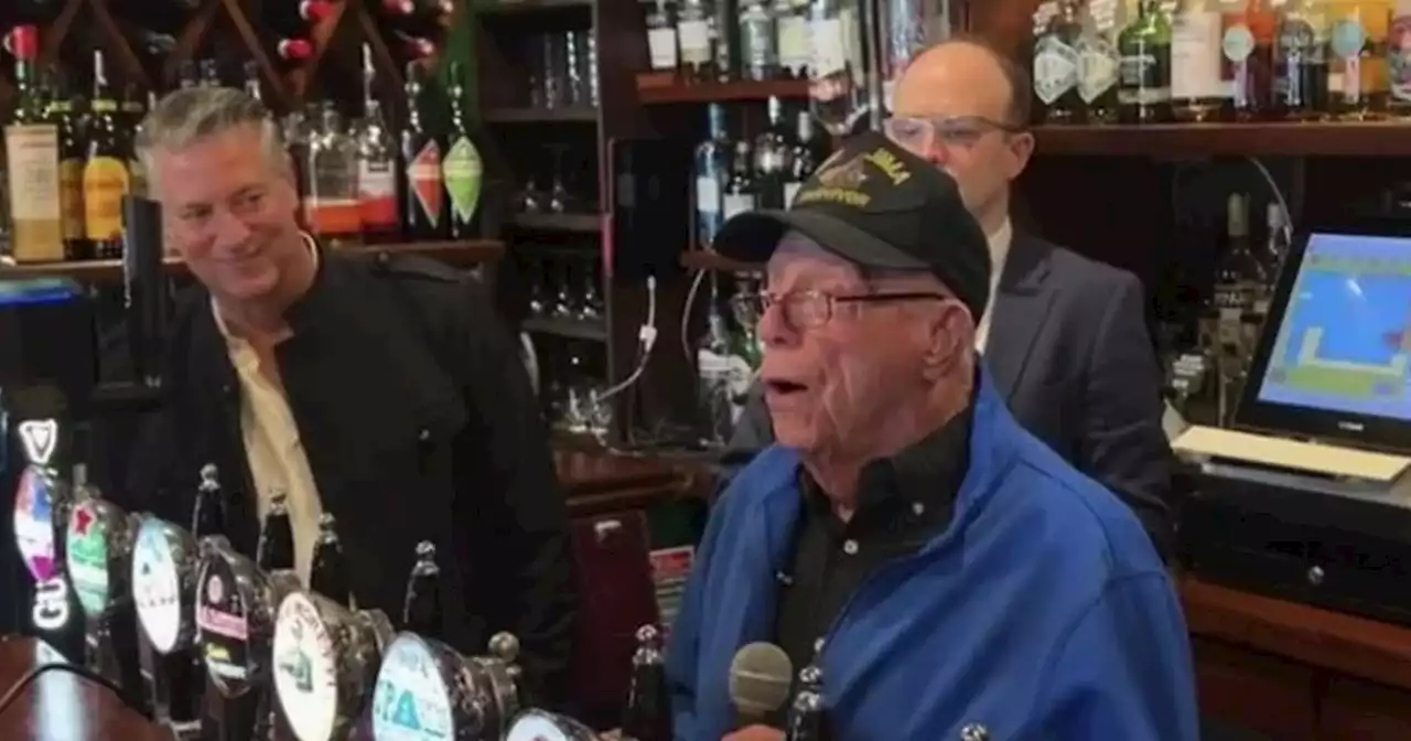 WW2 Veteran, 98, realises lifelong dream after singing Danny Boy in Cork pub