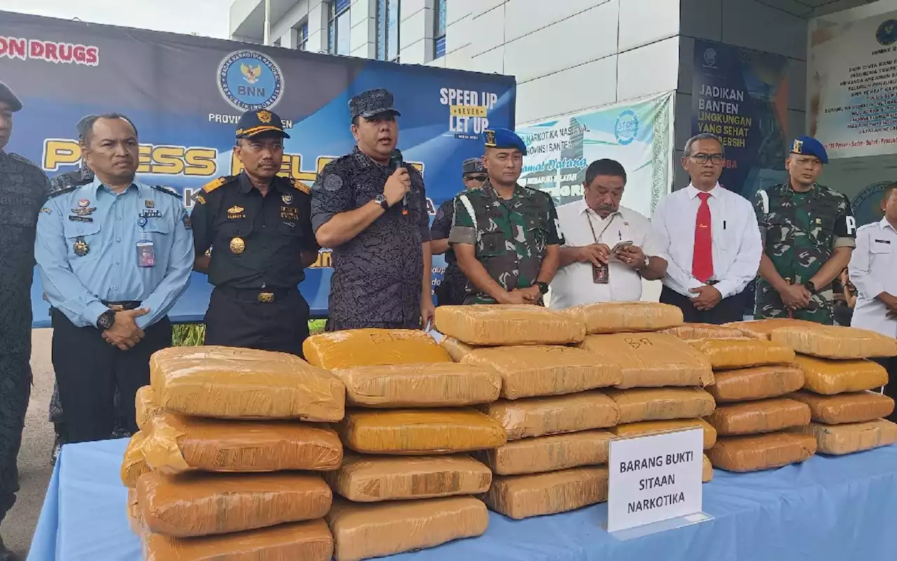 Tumpukan 52 Kilogram Ganja yang Dibawa Prajurit TNI, Edan!