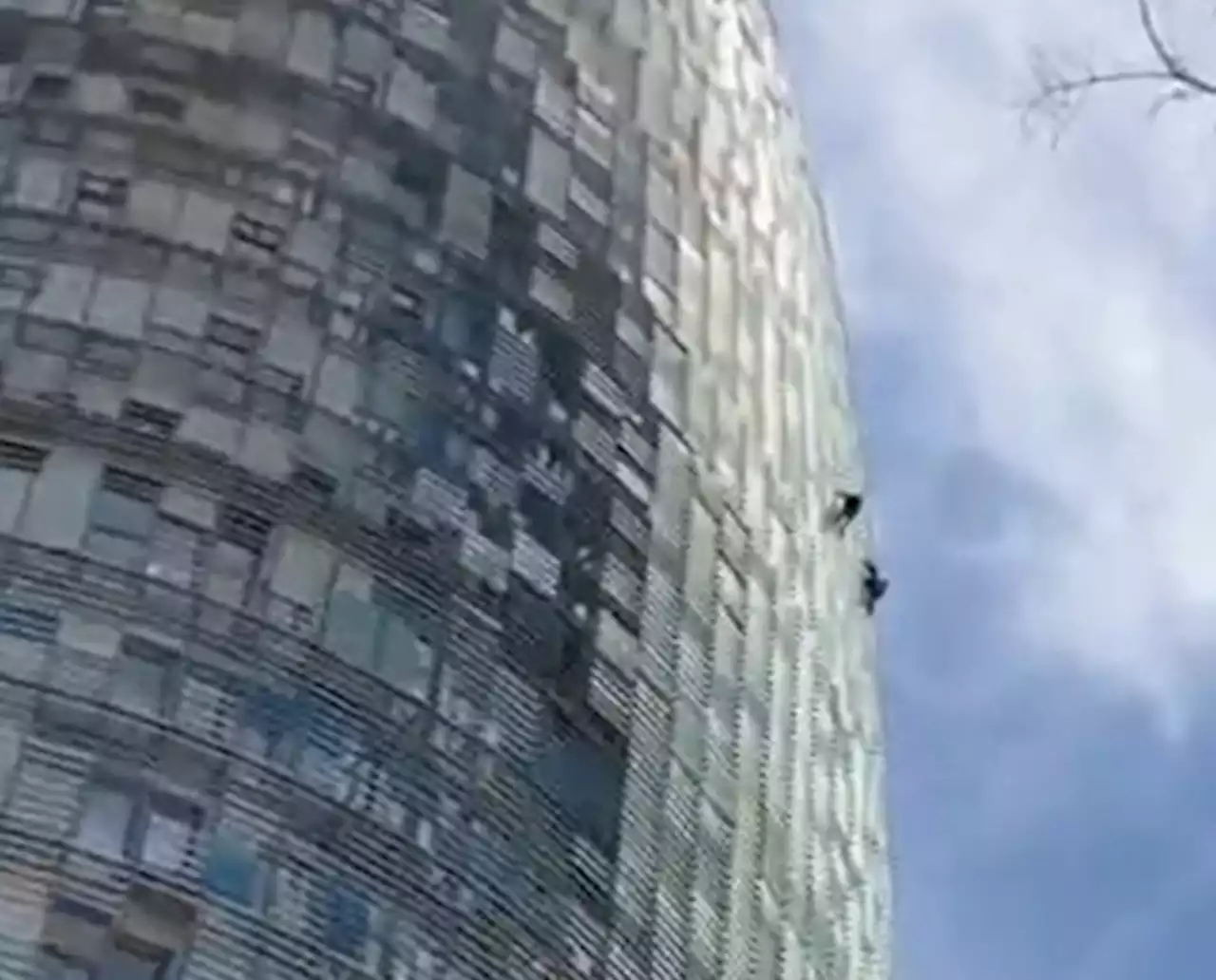 Dos hombres escalan la Torre Glòries de Barcelona sin arnés ni medidas de sujeción