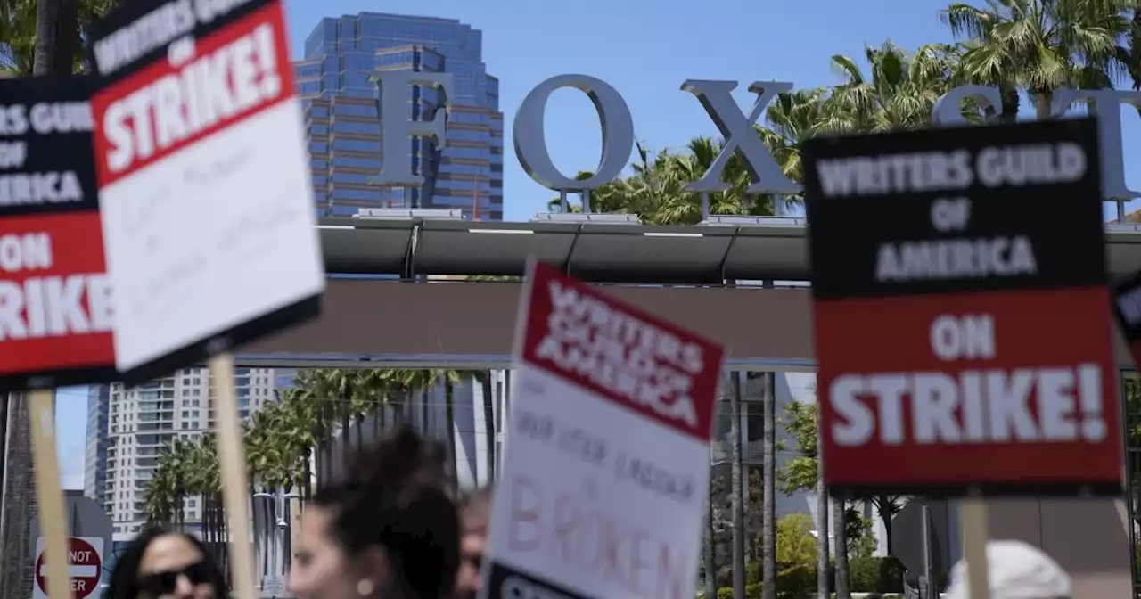 How much will the writers' strike cost L.A.? Much more than the 2007 stoppage, experts say