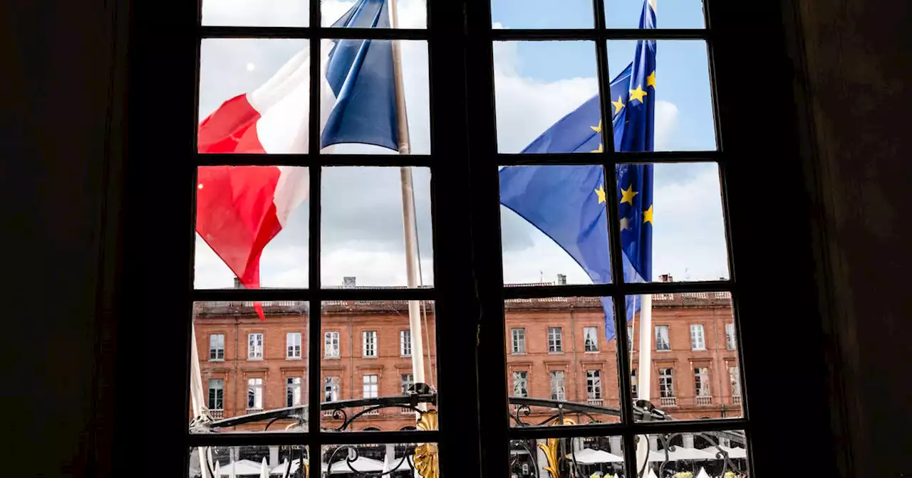 Drapeau européen au fronton des mairies : la gauche s’écharpe sur la proposition de loi macroniste