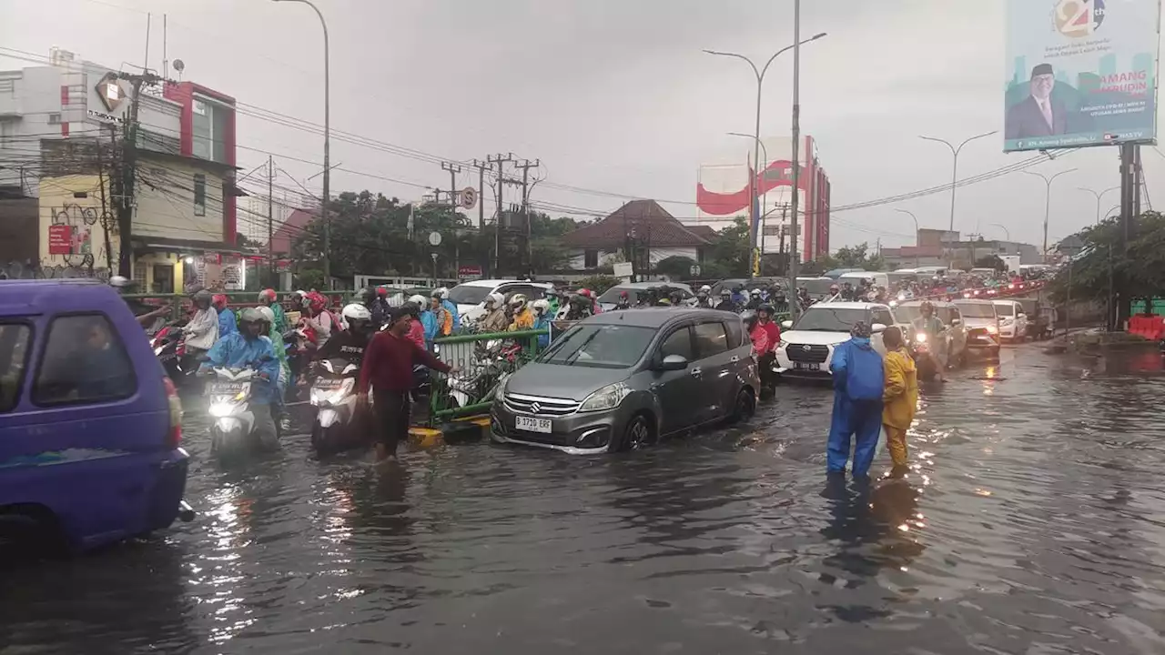 Depok Diguyur Hujan Deras, Jalan Arif Rahman Hakim Banjir dan Bikin Macet