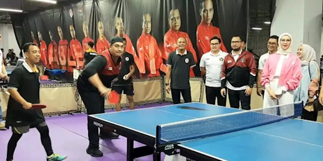 Kunjungi Atlet Pelatnas ASEAN Para Games 2023, Menpora Unjuk Gigi Main Tenis Meja | merdeka.com