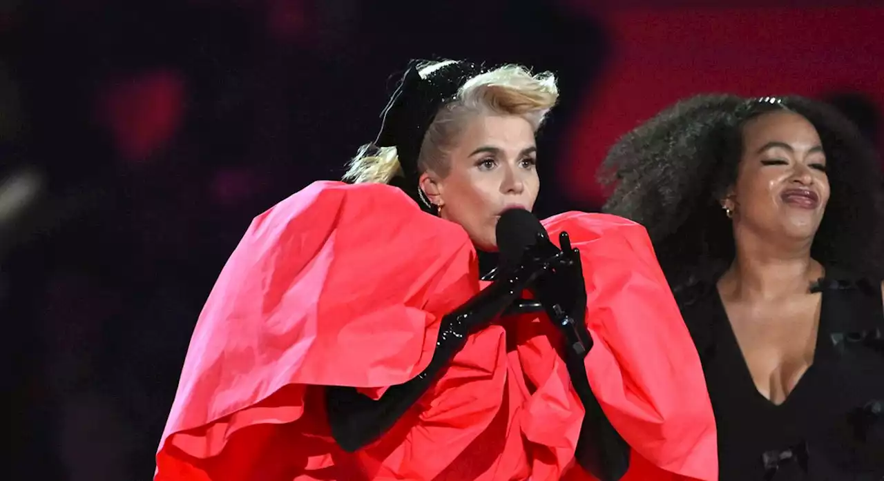 Paloma Faith fans ask if singer has raided Sam Smith's wardrobe for concert look