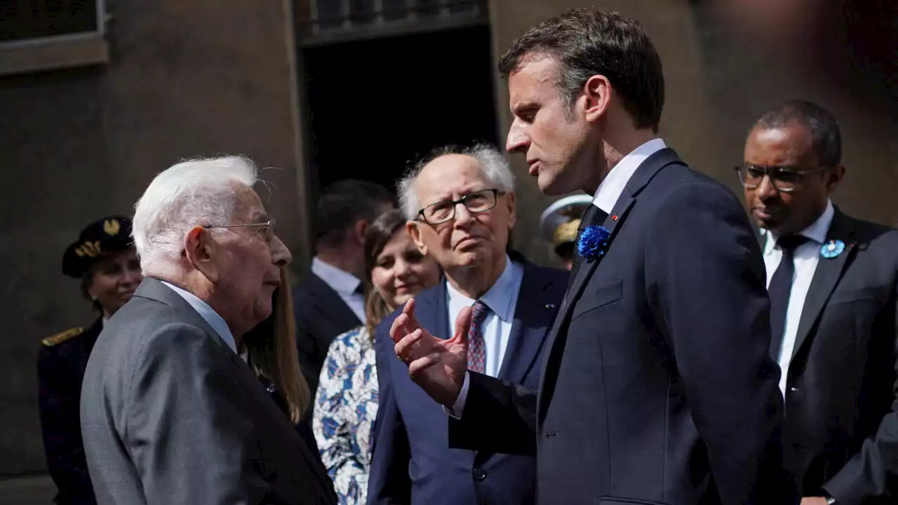 Emmanuel Macron rend hommage à Jean Moulin, des milliers de manifestants tenus à distance