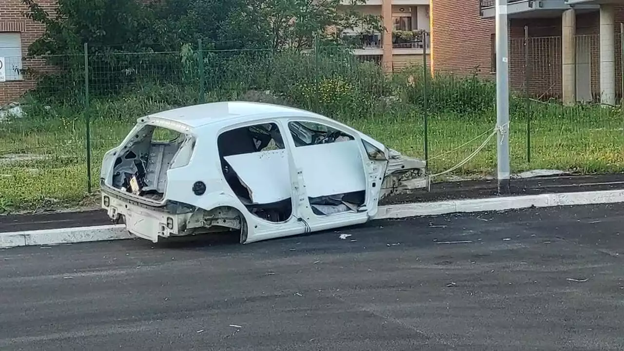 Auto cannibalizzata e abbandonata in strada