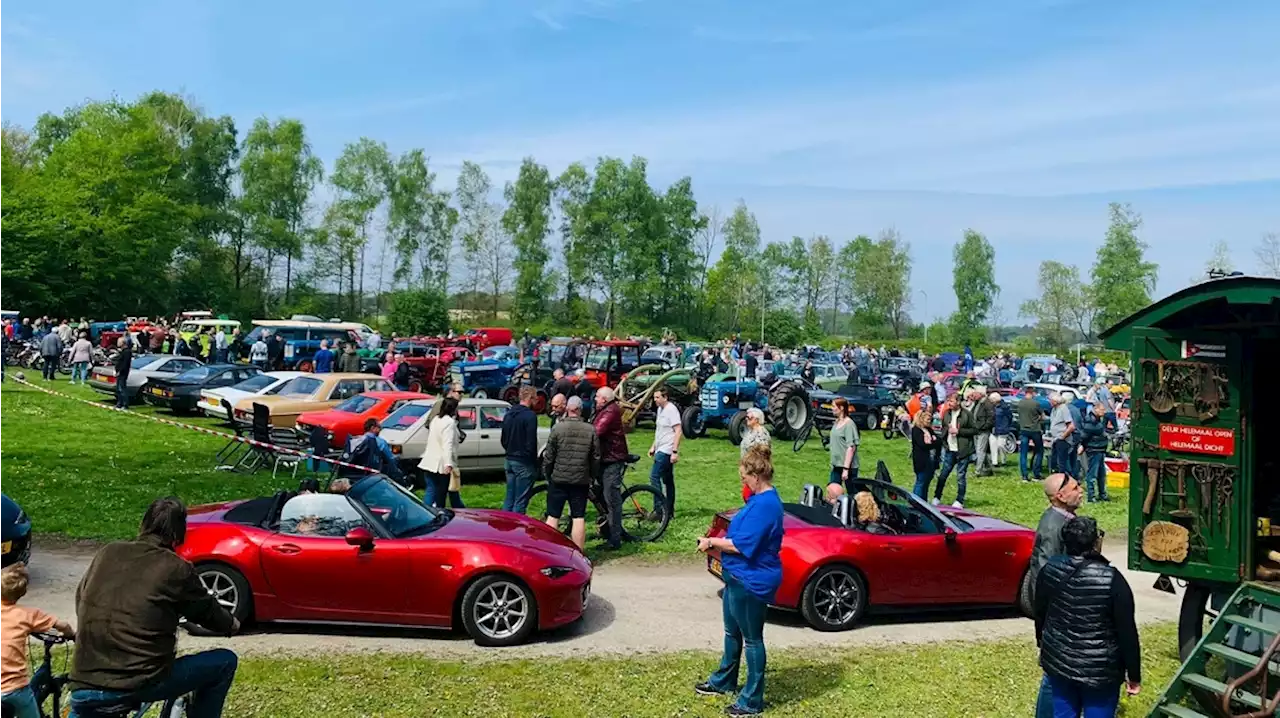 De ijsbaan in Klazienaveen staat weer vol met young- en oldtimers