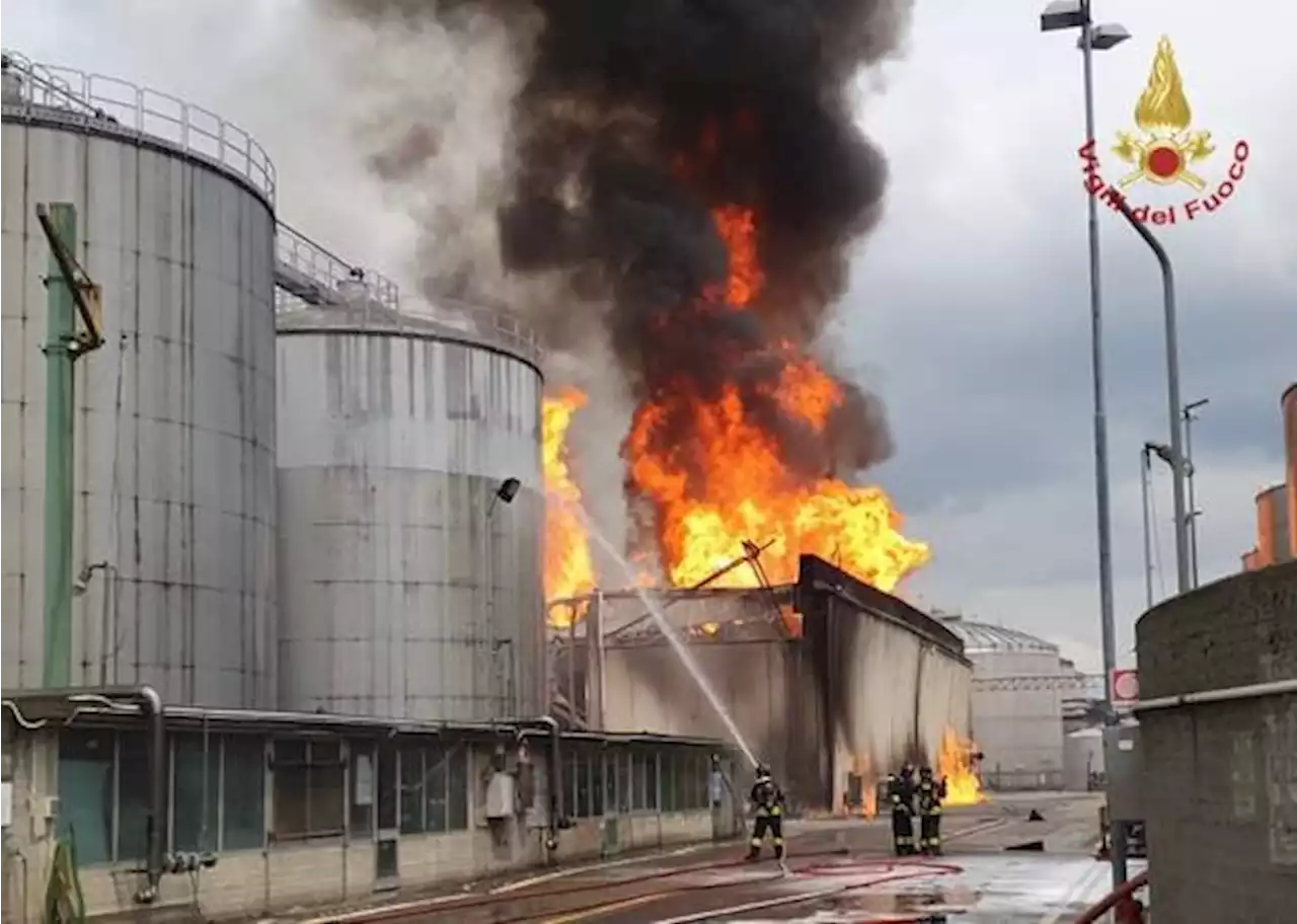 Faenza, maxi incendio a distilleria Caviro: 15 silos in fiamme