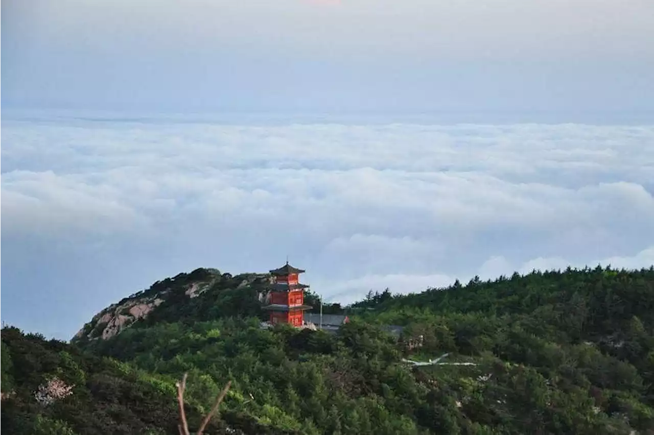 Man took just 5 days to climb China’s ‘5 great mountains’ during Labour Day holiday