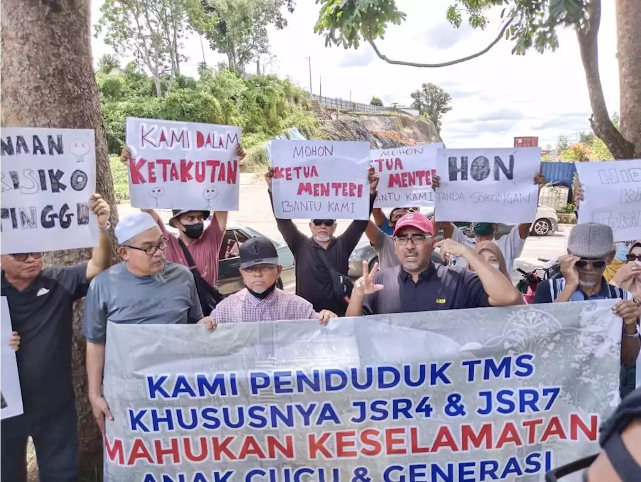 Cerun runtuh, penduduk Taman Ayer Keroh Height rayu campur tangan Ketua Menteri