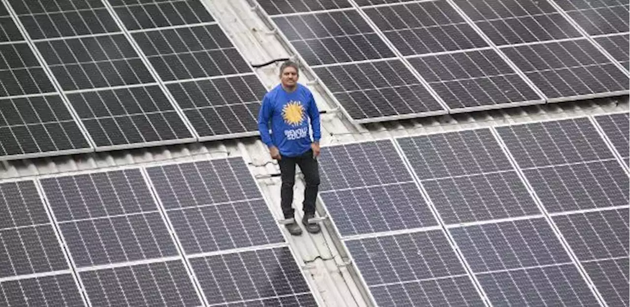 Eletricista leva energia solar a favela do Rio e reduz conta de luz em 30%