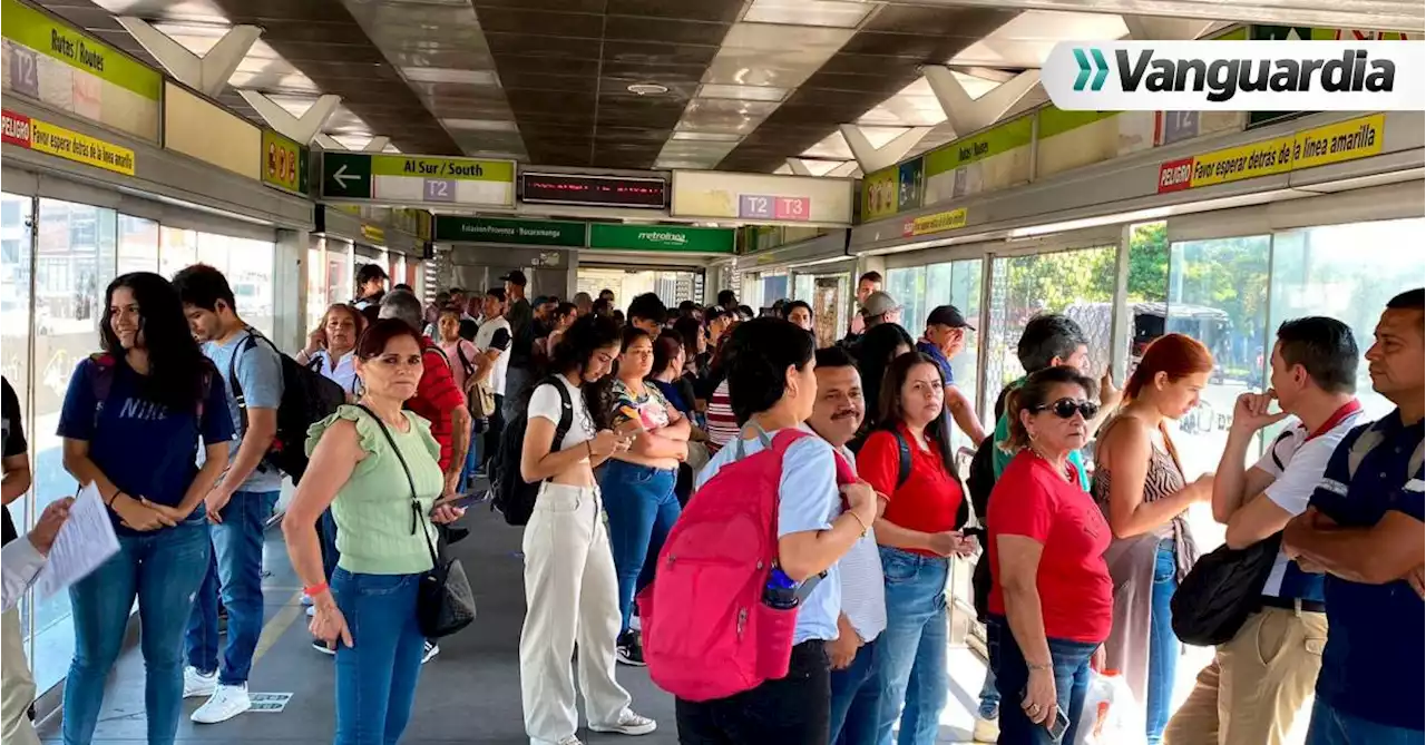 Videos: Desespero por demoras en las rutas de Metrolínea en Bucaramanga y el área