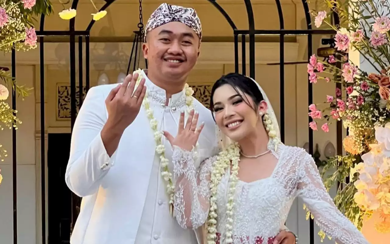 Fay Nabila Dihadiahi Mobil Mewah Usai Nikah, Mimik Wajah Wanita Diduga Ibu Mertua Curi Atensi