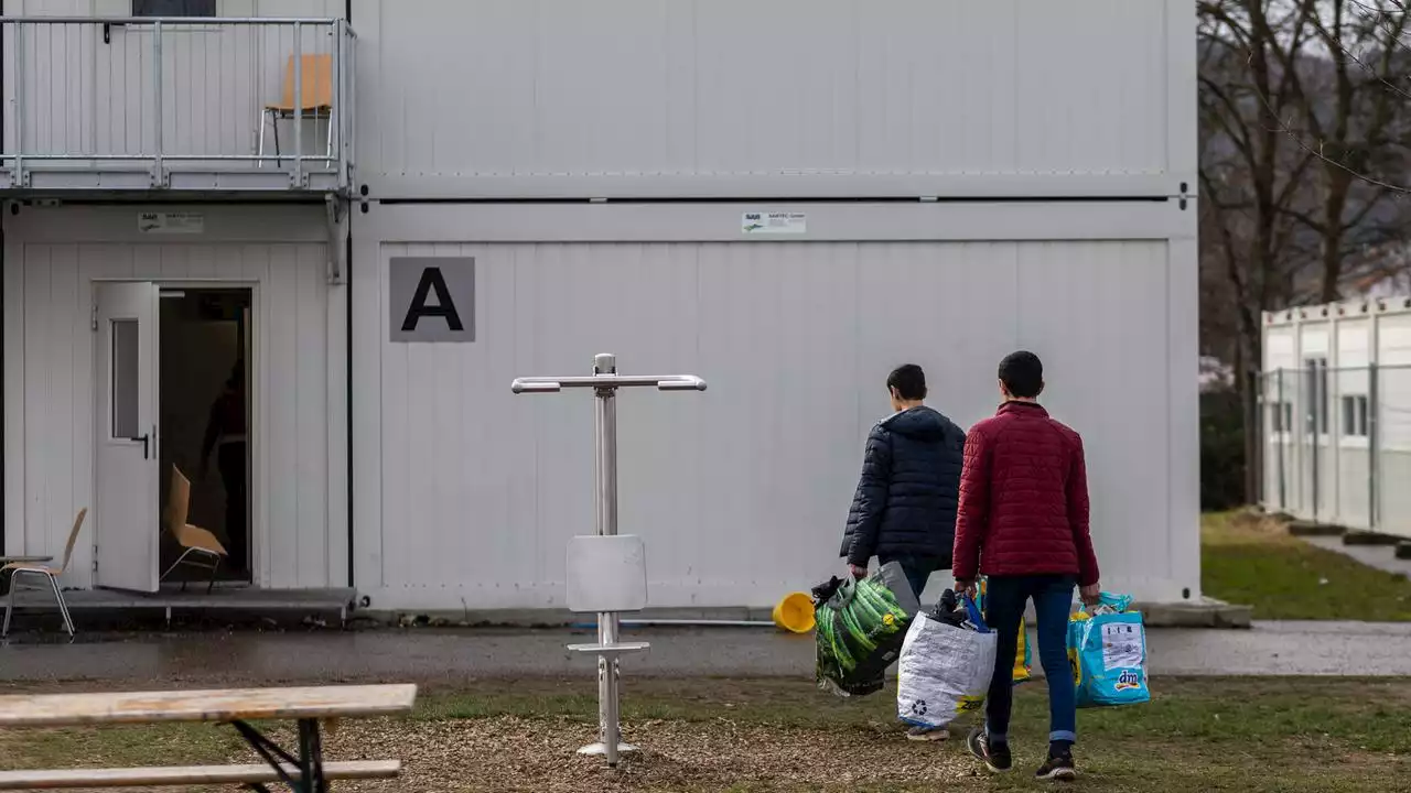 Versorgung von Flüchtlingen: Grünen-Chefin stimmt Ländern zu