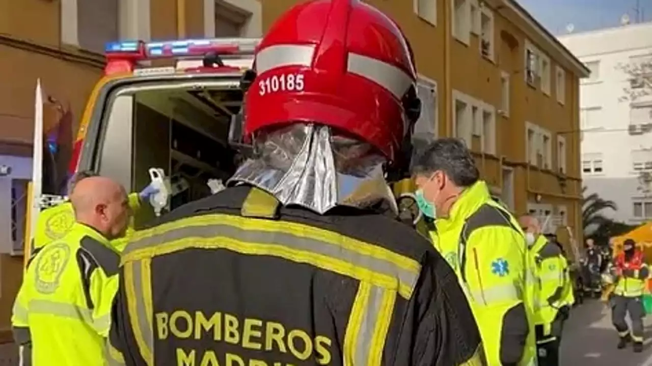 Los bomberos tratan de controlar un escape de gas en una calle de Usera (Madrid)