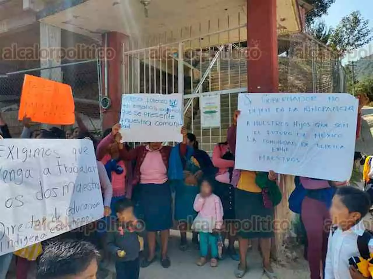 Demandan docentes en escuela primaria de Tehuipango