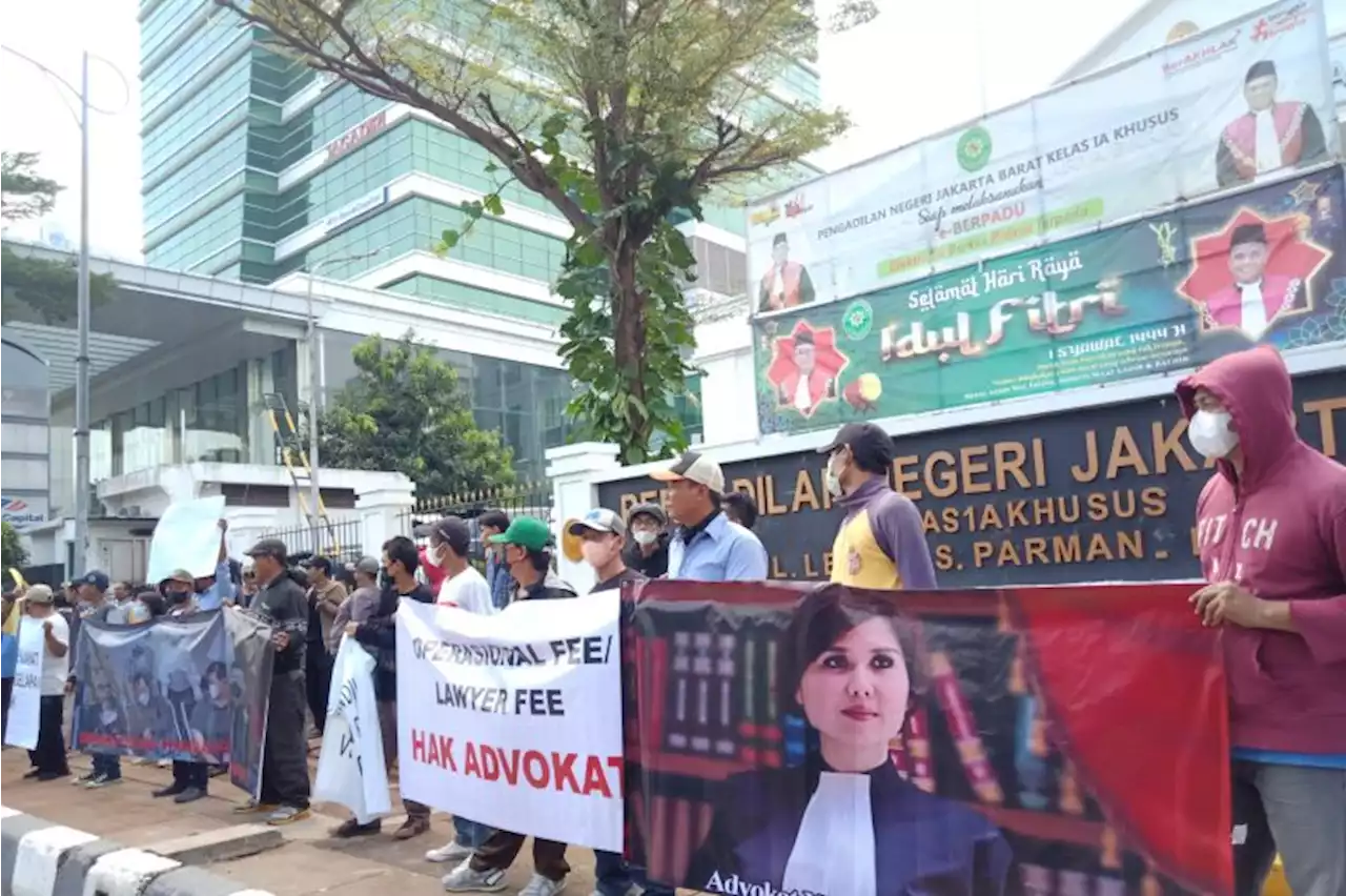 Massa di depan PN Jakbar serukan aksi bebaskan Natalia Rusli