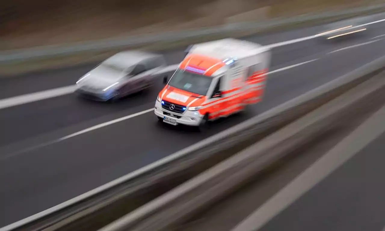 Reisebus kracht in Lastwagen: Dutzende Verletzte bei Unfall in Brandenburg