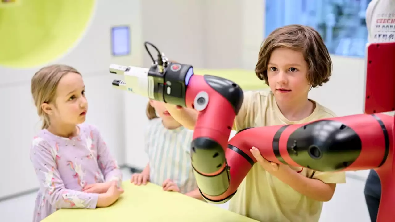 Im Deutschen Technikmuseum macht der Roboter winke, winke