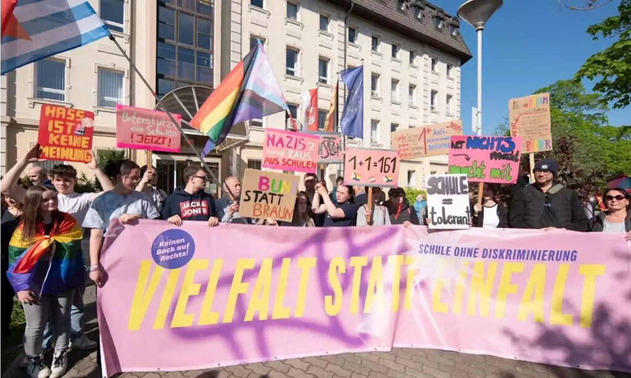 Lehrer der „Hitlergruß-Schule“ demonstrieren vor Schulamt