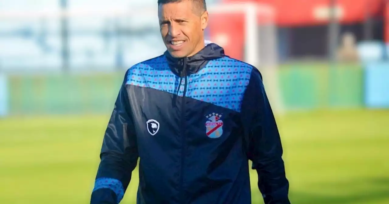 Carlos Ruiz ya no es el técnico de Arsenal