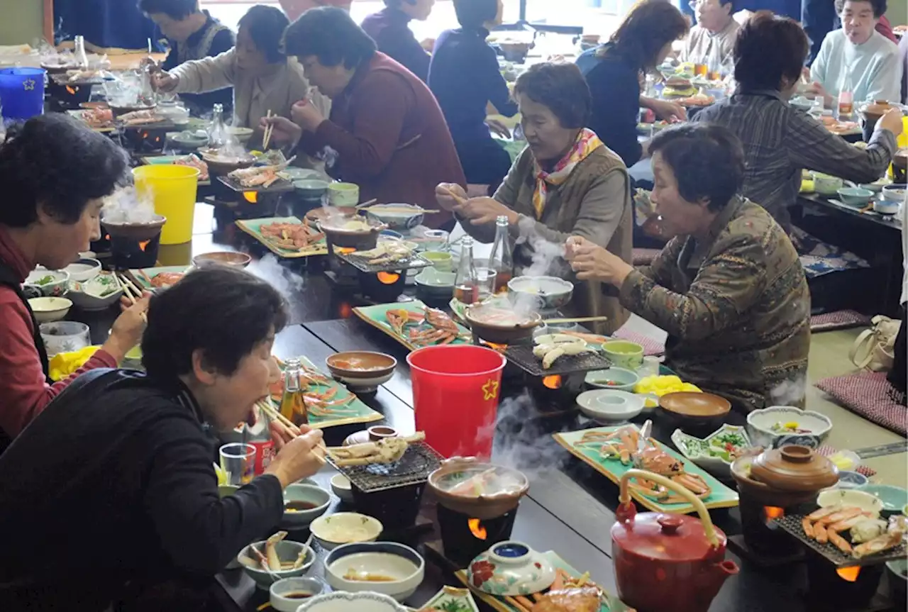 Siete amigos se comen 300 cangrejos y 80 postres en un buffet