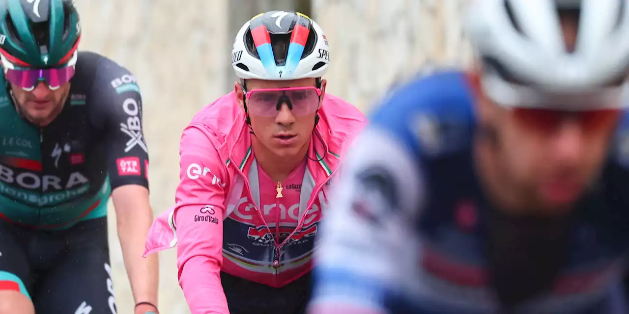 «Ça me va plus que bien» : Remco Evenepoel perd le maillot rose mais retrouve celui arc-en-ciel sur le Giro