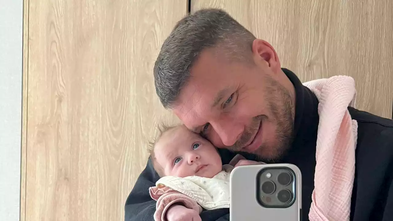 Lukas Podolski: Glücklicher Vater! Zauberhafte Aufnahme mit Baby Ella