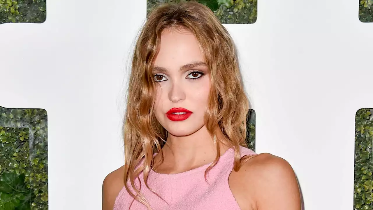 Lily-Rose Depp : seins nus sous un crop top bijou qui ne couvre pas grand-chose, elle fait sensation - Grazia