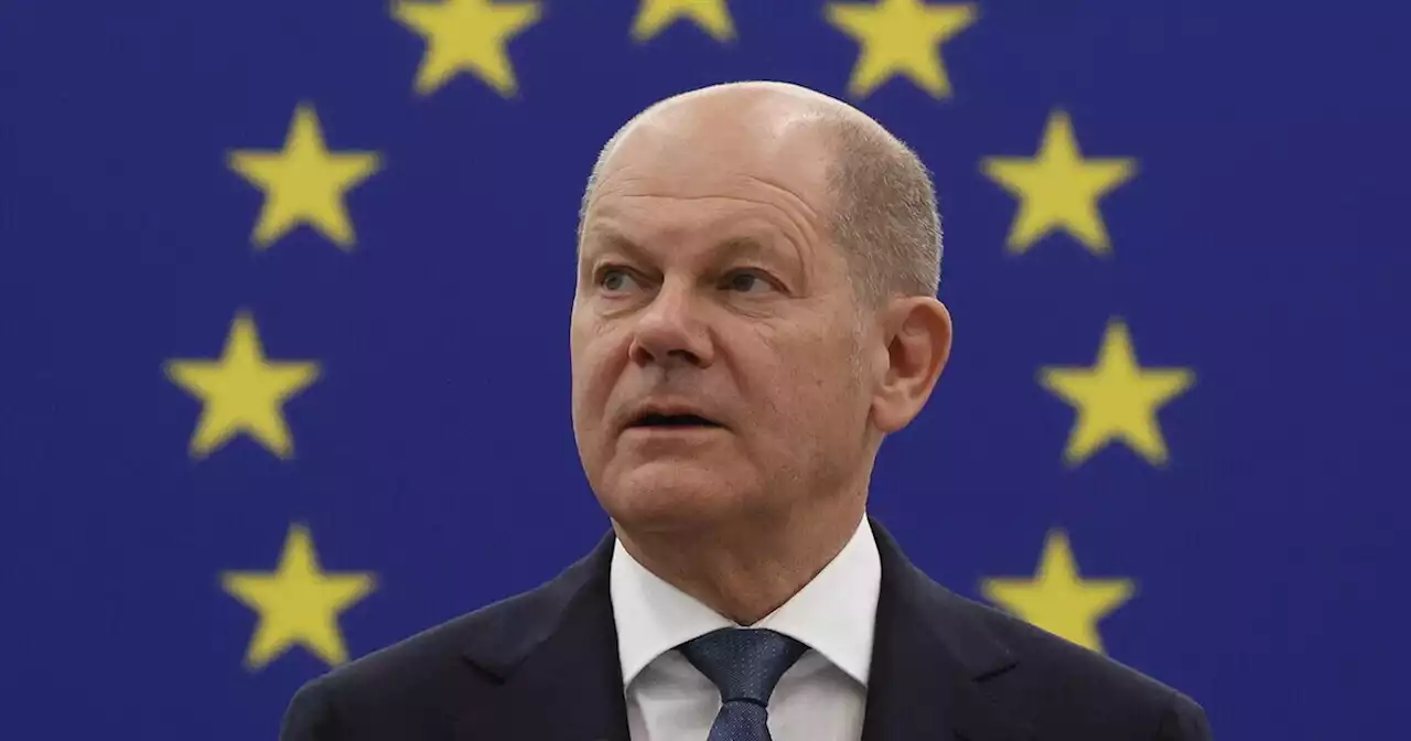 Scholz al Parlamento europeo porta un'alternativa a Macron