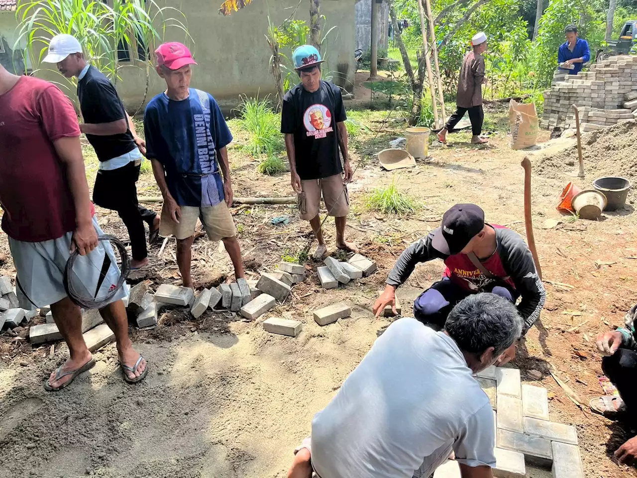 Tebar Kebaikan, Ganjar Milenial Center Perbaiki Jalan Rusak di Lebak